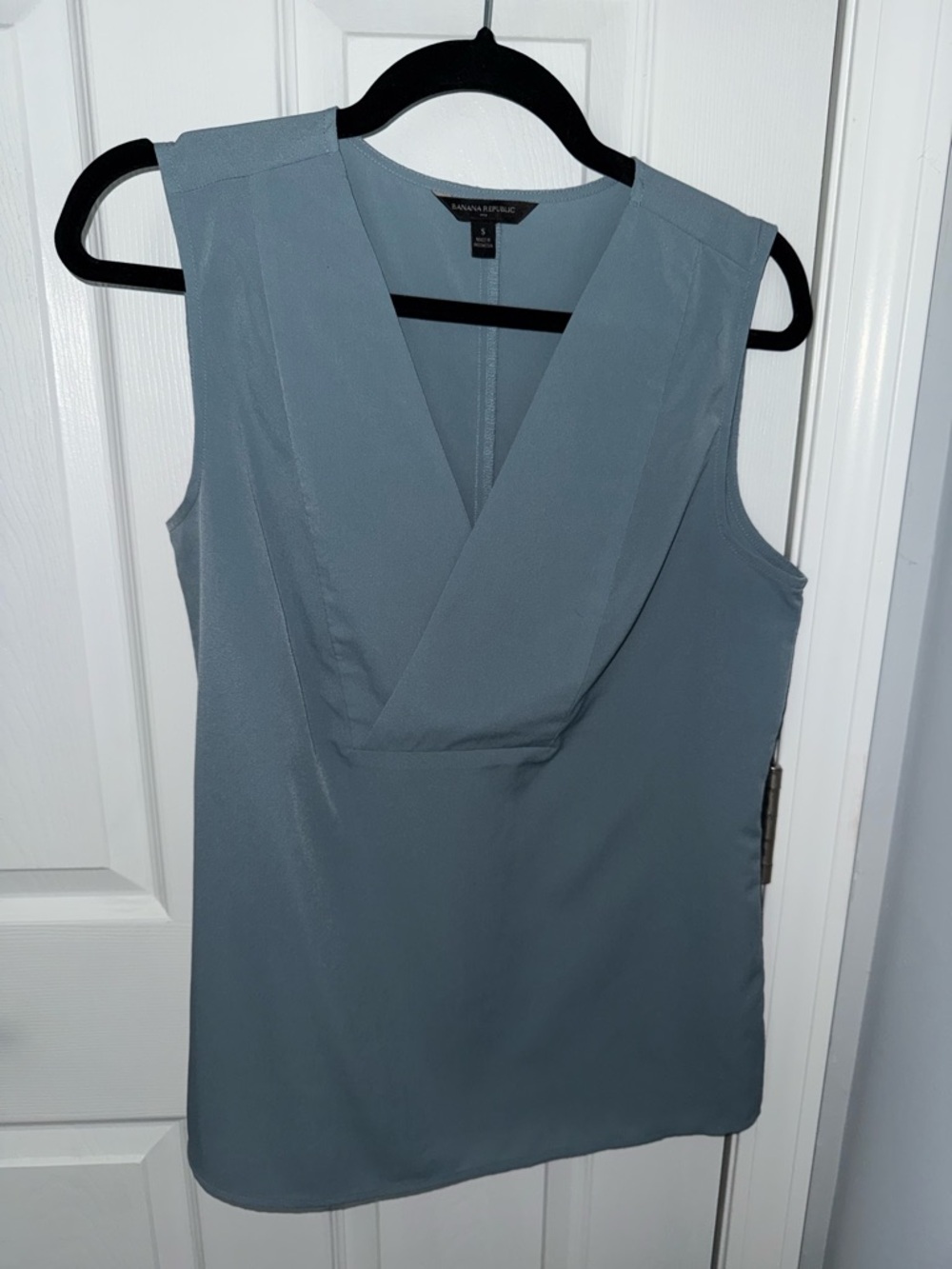 Banana Republic Sleeveless V-Neck Blouse in Dusty Blue Size S